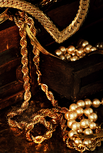 Gold Jewellery Chains and necklaces as gift ideas